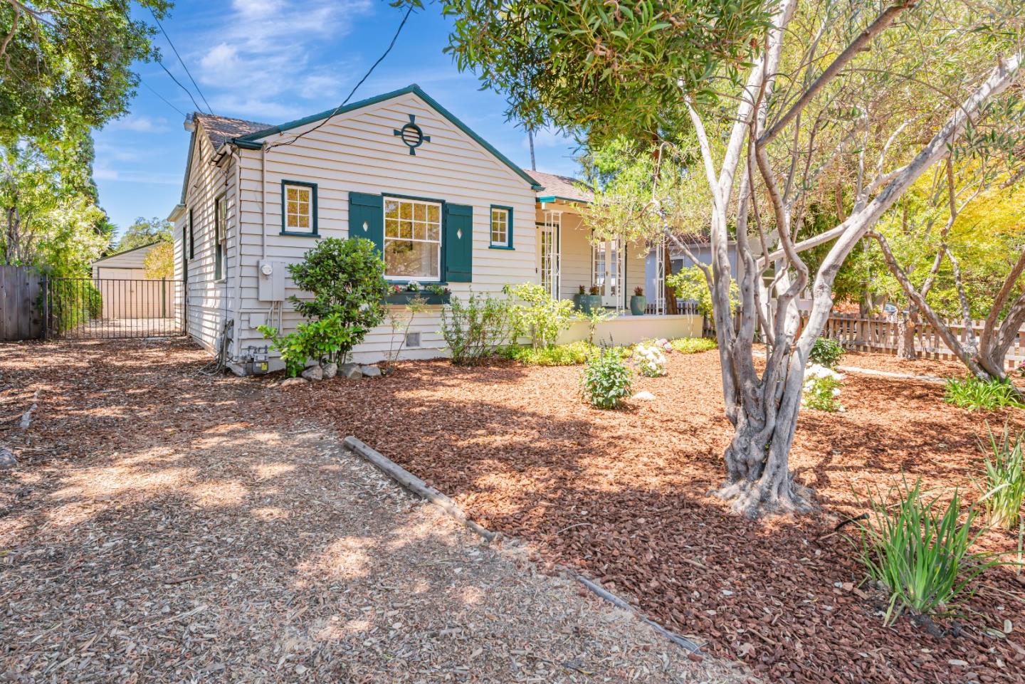Detail Gallery Image 2 of 38 For 755 Arnold Way, Menlo Park,  CA 94025 - 2 Beds | 1 Baths