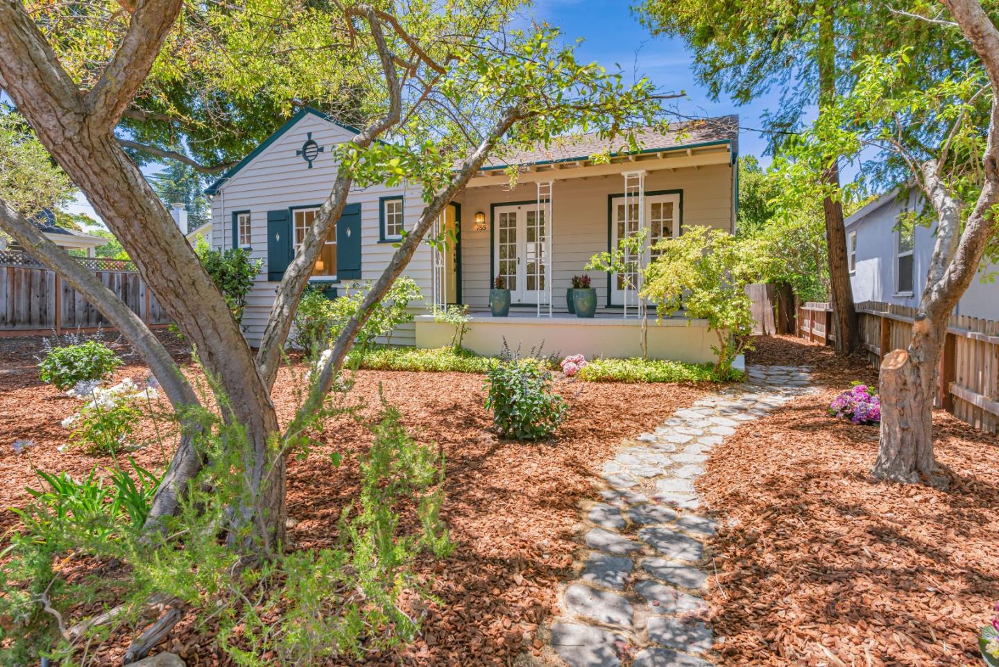 Detail Gallery Image 3 of 38 For 755 Arnold Way, Menlo Park,  CA 94025 - 2 Beds | 1 Baths