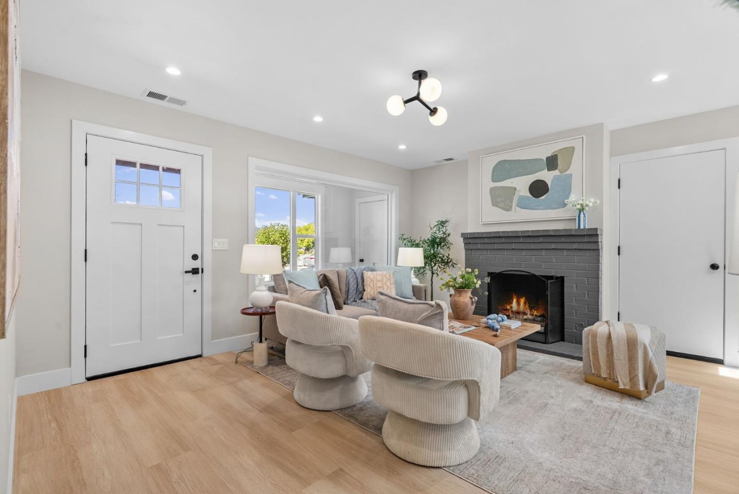 Detail Gallery Image 5 of 35 For 1700 Dale Ave, San Mateo,  CA 94401 - 4 Beds | 2 Baths