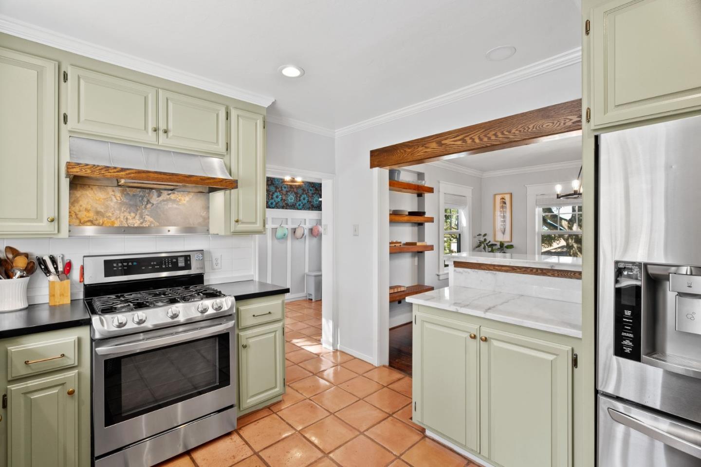 Detail Gallery Image 4 of 45 For 327 Crest Dr, San Jose,  CA 95127 - 4 Beds | 2/1 Baths
