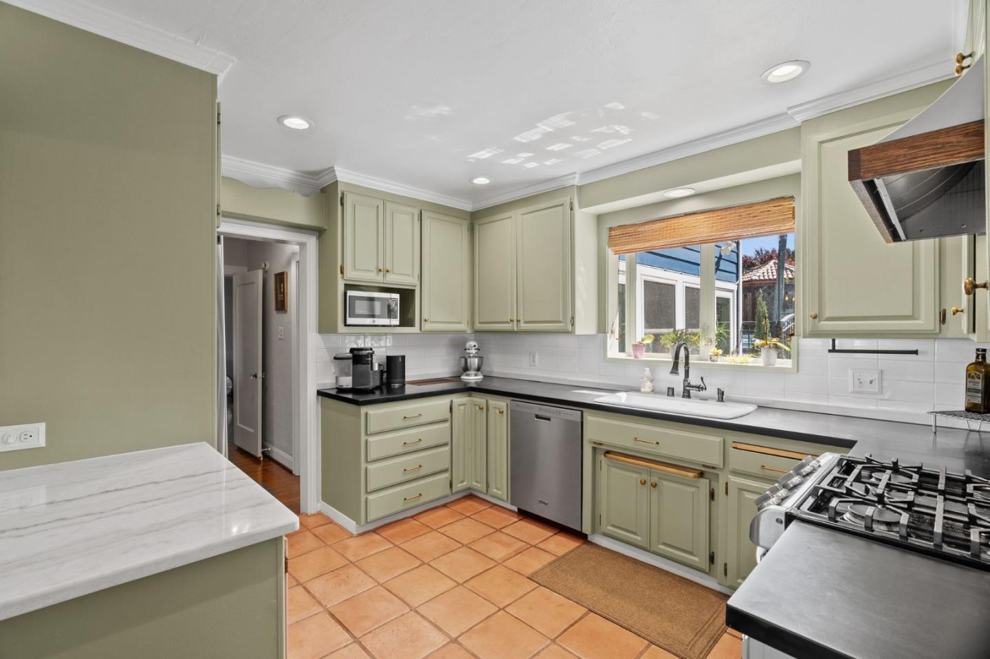 Detail Gallery Image 5 of 45 For 327 Crest Dr, San Jose,  CA 95127 - 4 Beds | 2/1 Baths