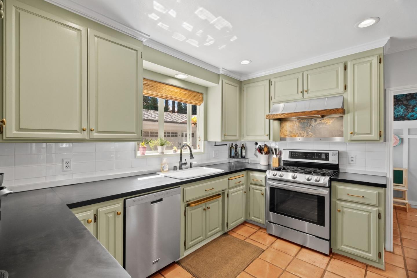 Detail Gallery Image 6 of 45 For 327 Crest Dr, San Jose,  CA 95127 - 4 Beds | 2/1 Baths