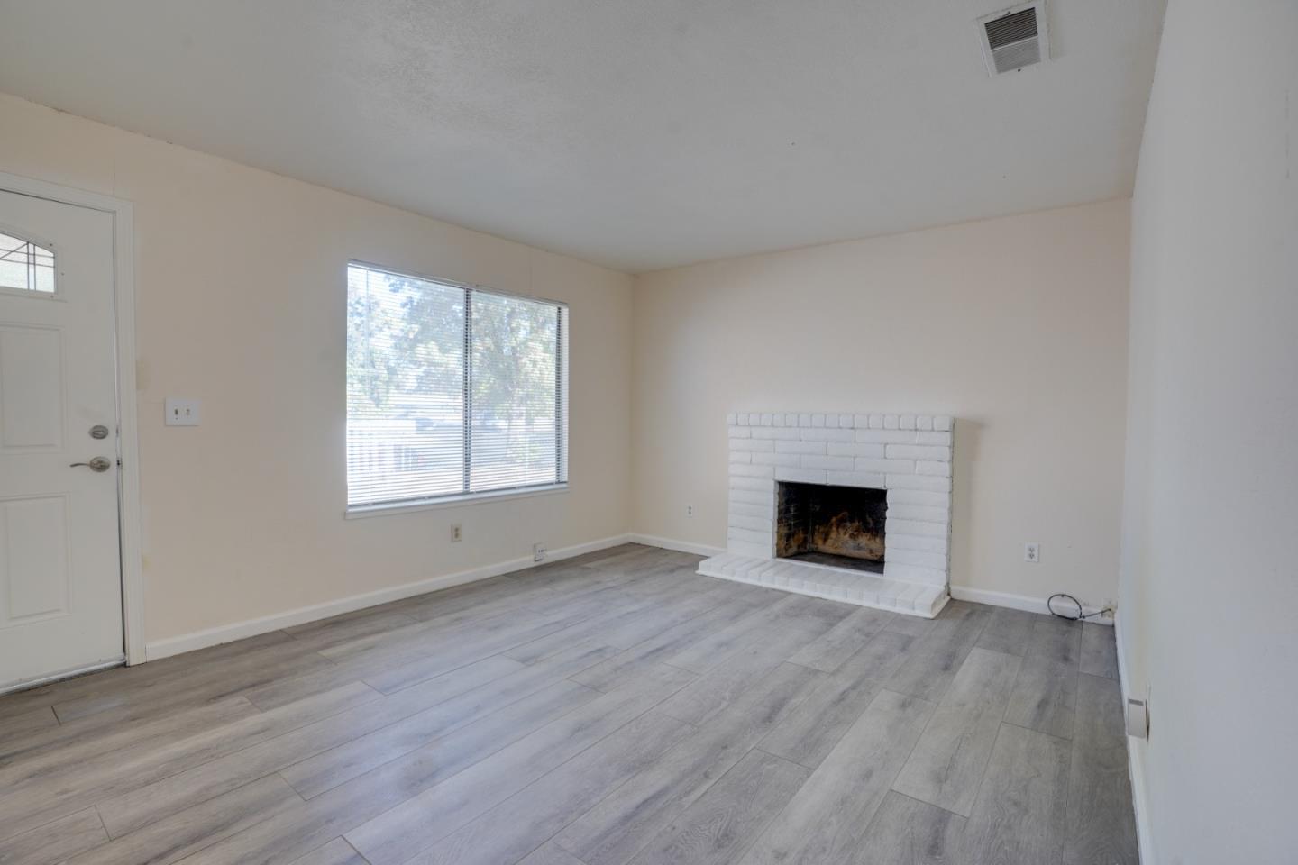 Detail Gallery Image 2 of 15 For 2524 Pemberton Ct, Stockton,  CA 95210 - 3 Beds | 2 Baths