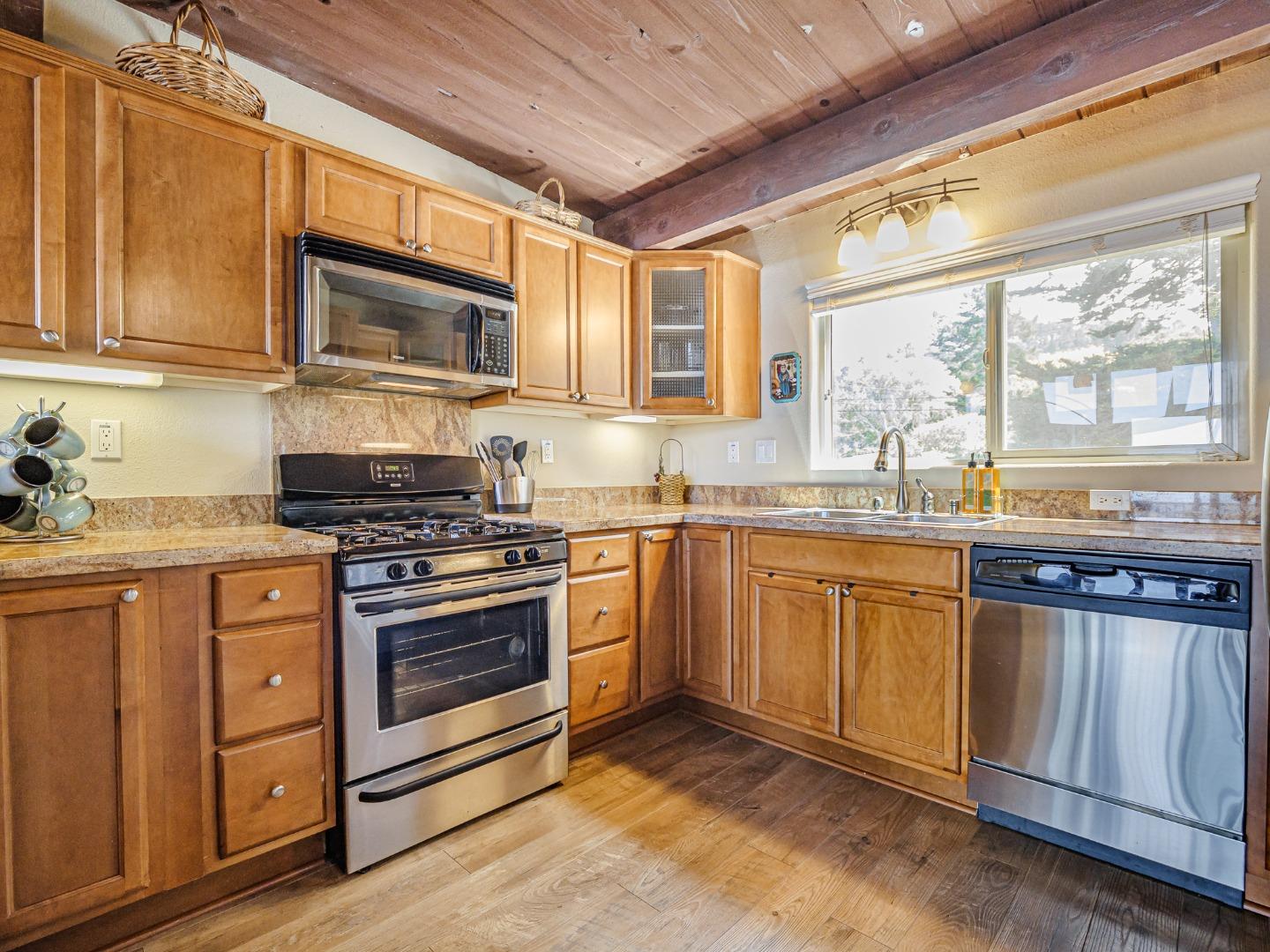 Detail Gallery Image 11 of 23 For 156 Mar Vista Dr, Monterey,  CA 93940 - 2 Beds | 1 Baths