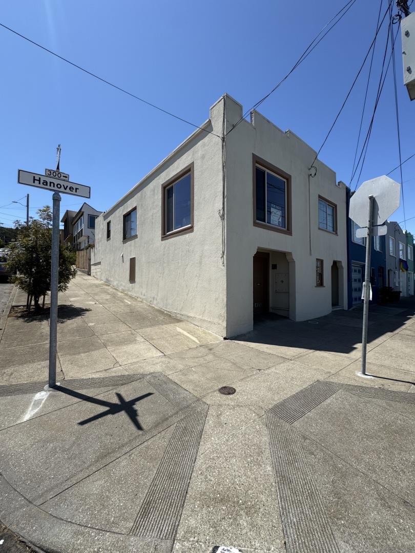 Detail Gallery Image 2 of 16 For 301 Hanover St, San Francisco,  CA 94112 - 2 Beds | 2 Baths