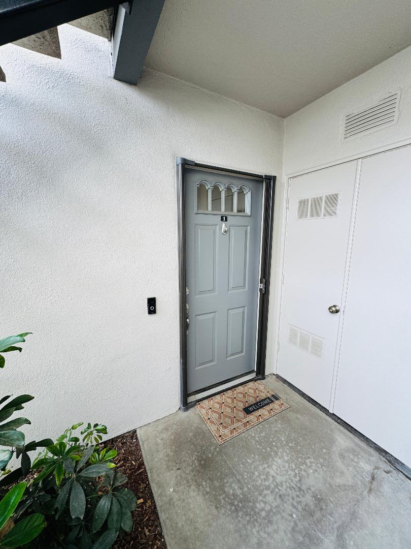 Detail Gallery Image 3 of 24 For 1053 Riker St #1,  Salinas,  CA 93901 - 1 Beds | 1 Baths