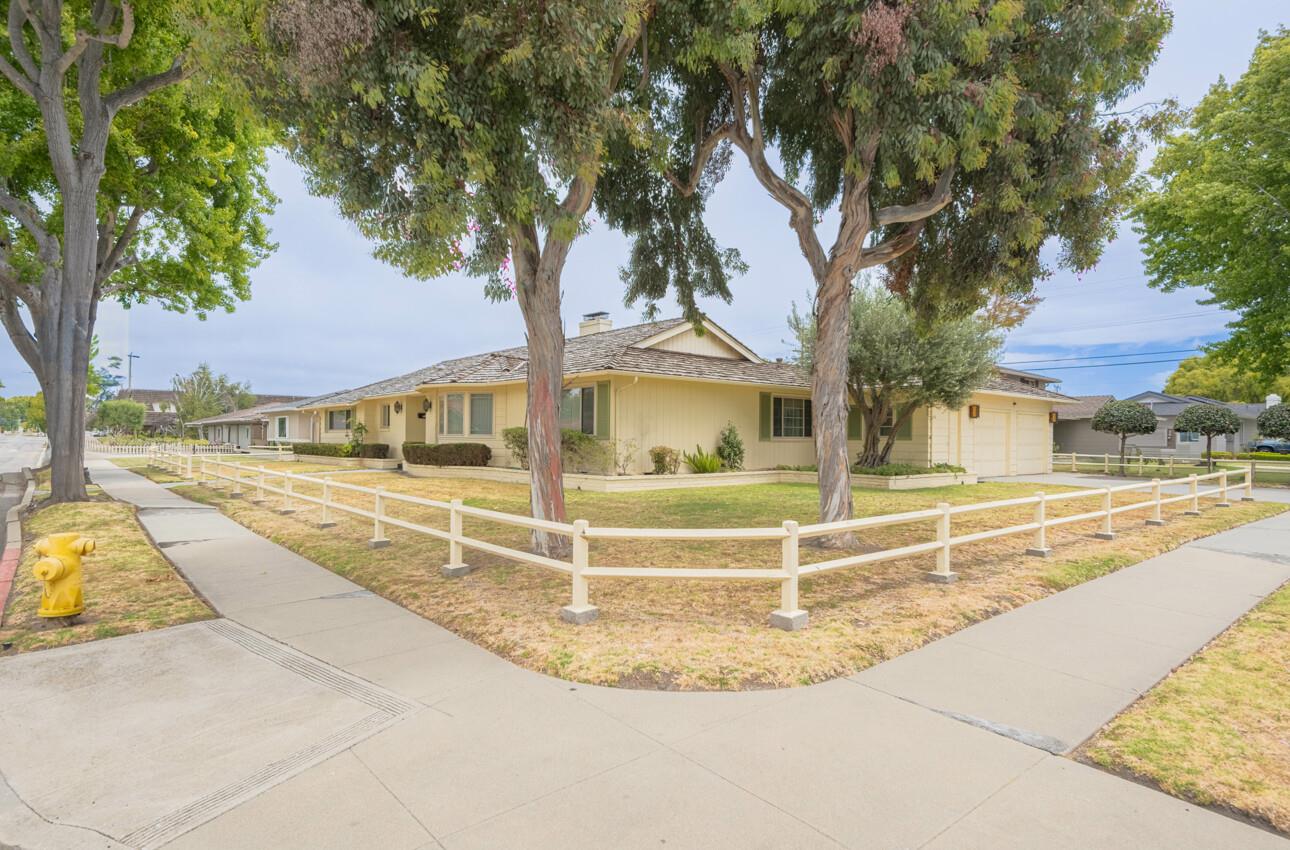 Detail Gallery Image 6 of 53 For 1167 Los Palos Dr, Salinas,  CA 93901 - 3 Beds | 3 Baths