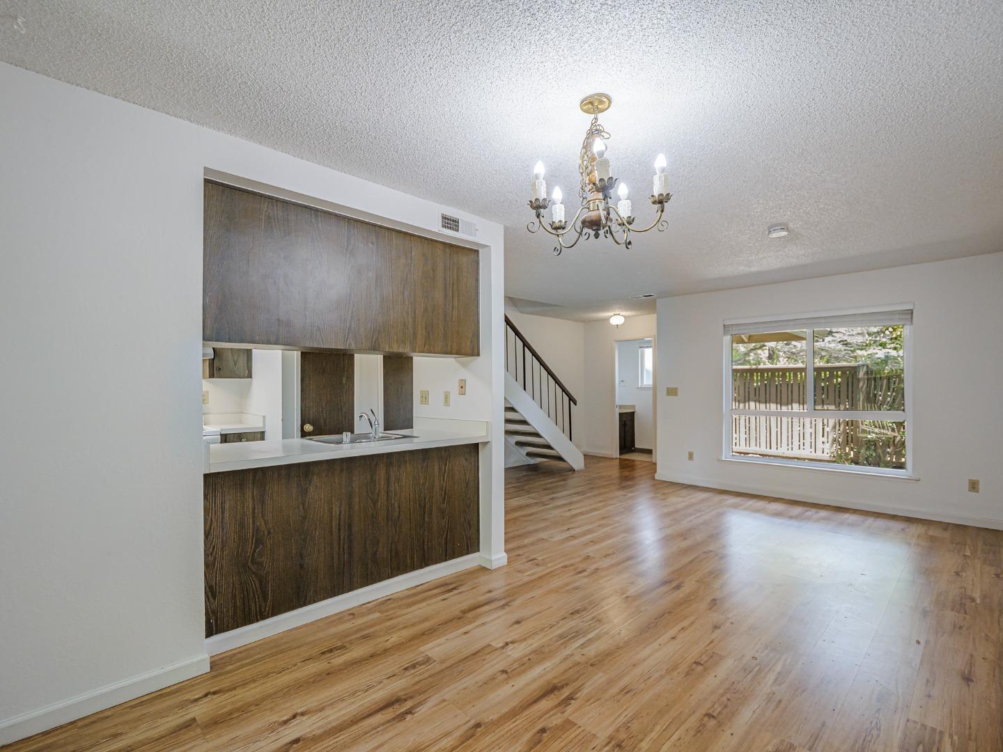 Detail Gallery Image 10 of 33 For 104 Castillion Ter, Santa Cruz,  CA 95060 - 2 Beds | 1 Baths