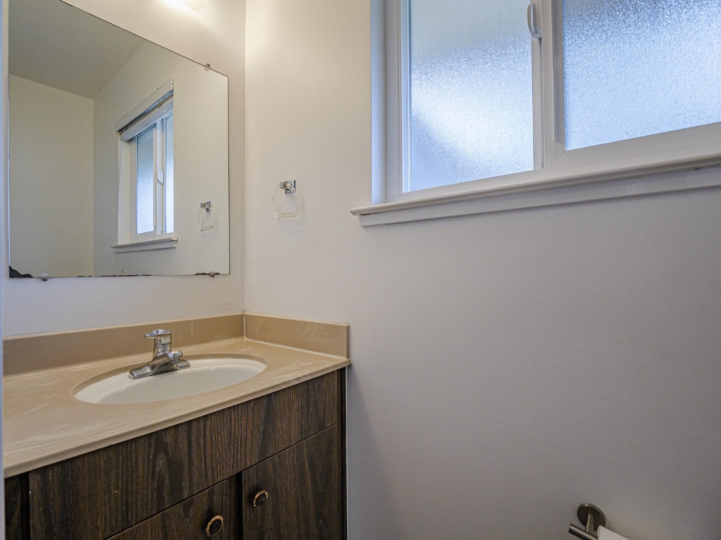 Detail Gallery Image 16 of 33 For 104 Castillion Ter, Santa Cruz,  CA 95060 - 2 Beds | 1 Baths