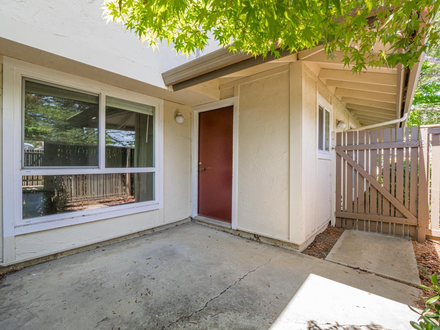 Detail Gallery Image 4 of 33 For 104 Castillion Ter, Santa Cruz,  CA 95060 - 2 Beds | 1 Baths
