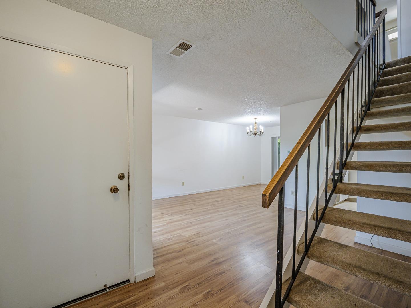 Detail Gallery Image 5 of 33 For 104 Castillion Ter, Santa Cruz,  CA 95060 - 2 Beds | 1 Baths