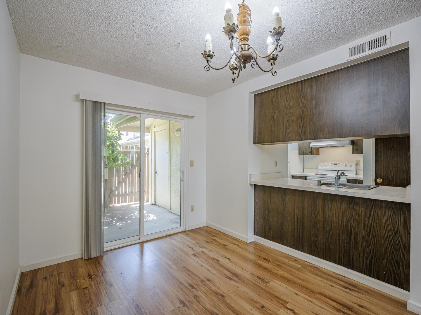 Detail Gallery Image 9 of 33 For 104 Castillion Ter, Santa Cruz,  CA 95060 - 2 Beds | 1 Baths