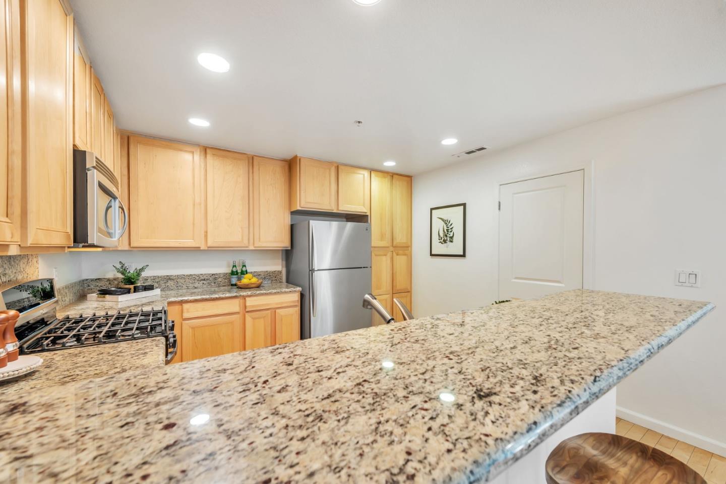 Detail Gallery Image 3 of 22 For 87 Bassett St, San Jose,  CA 95110 - 2 Beds | 2 Baths