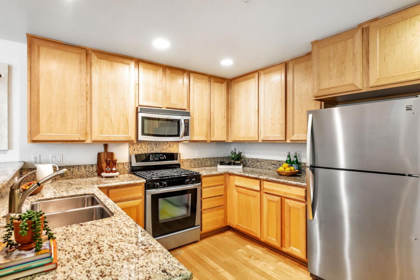 Detail Gallery Image 4 of 22 For 87 Bassett St, San Jose,  CA 95110 - 2 Beds | 2 Baths