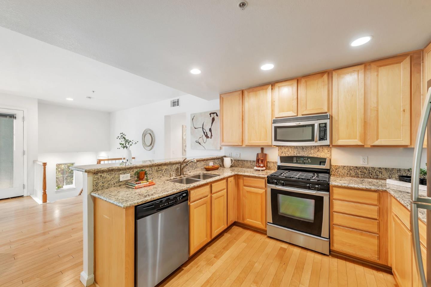 Detail Gallery Image 5 of 22 For 87 Bassett St, San Jose,  CA 95110 - 2 Beds | 2 Baths