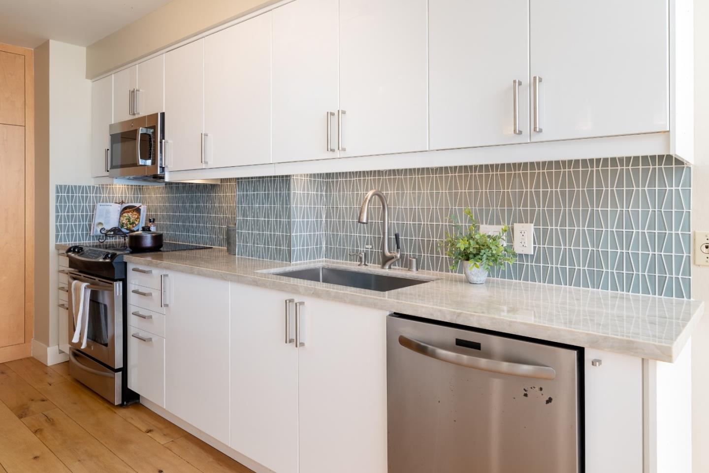 Detail Gallery Image 17 of 42 For 1555 Lakeside Dr #184,  Oakland,  CA 94612 - 2 Beds | 2 Baths