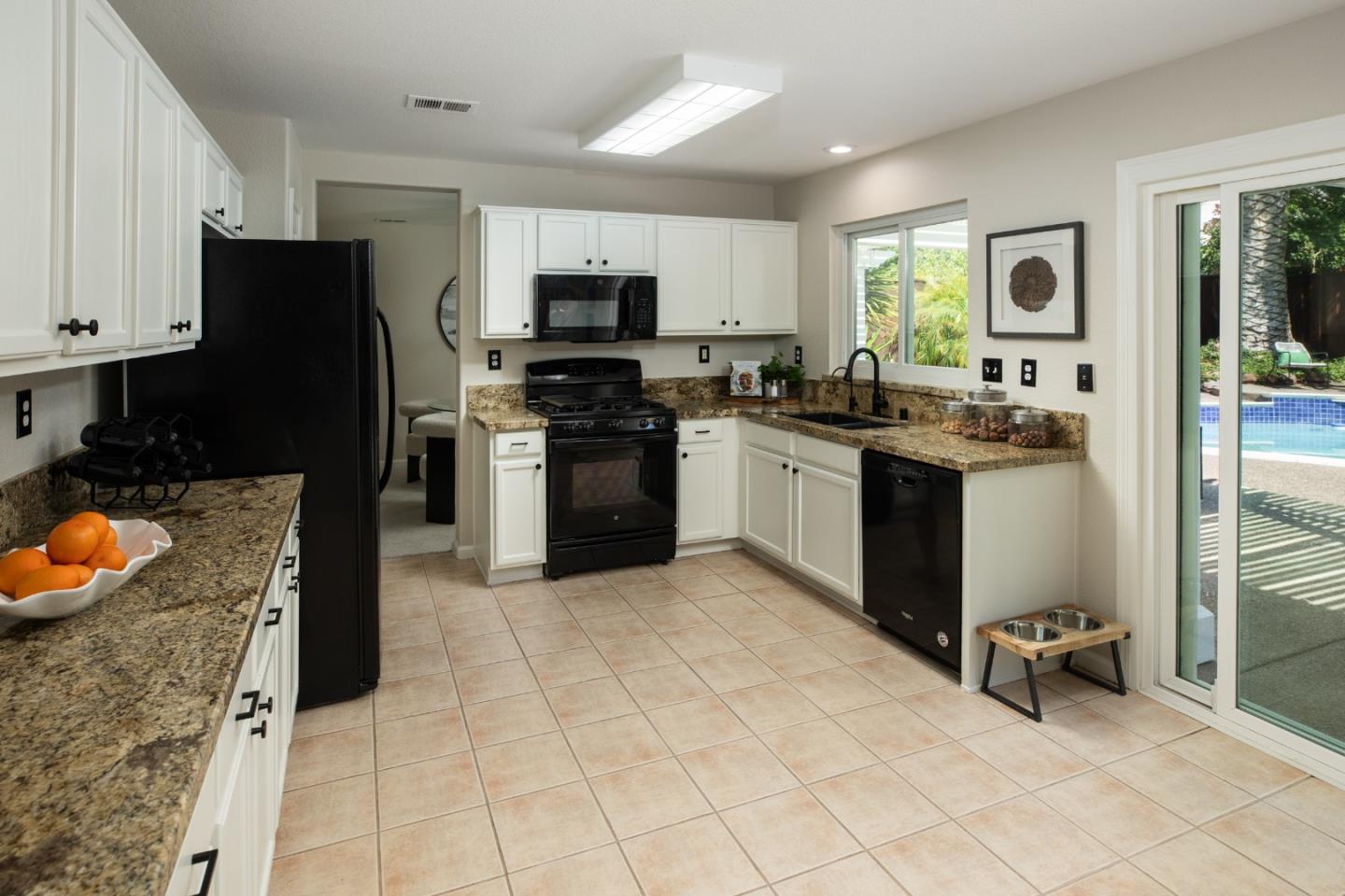 Detail Gallery Image 15 of 39 For 1417 Briarberry Ln, Gilroy,  CA 95020 - 4 Beds | 2/1 Baths