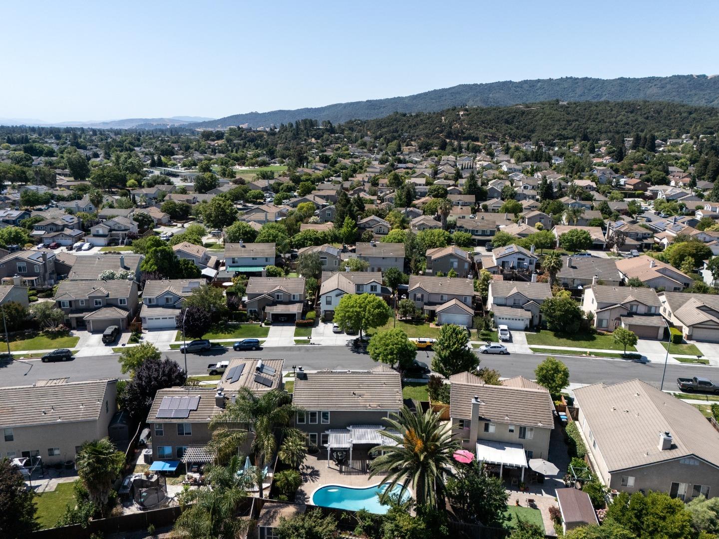 Detail Gallery Image 37 of 39 For 1417 Briarberry Ln, Gilroy,  CA 95020 - 4 Beds | 2/1 Baths