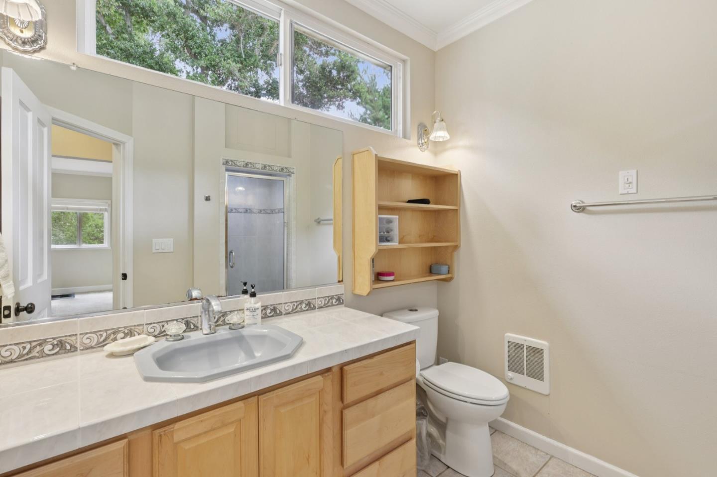 Detail Gallery Image 14 of 24 For 9156 Holly Hill Dr, Salinas,  CA 93907 - 3 Beds | 3 Baths