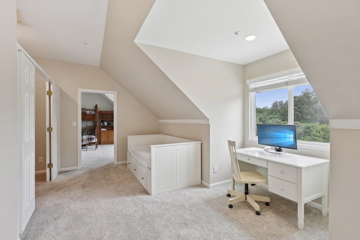 Detail Gallery Image 6 of 24 For 9156 Holly Hill Dr, Salinas,  CA 93907 - 3 Beds | 3 Baths