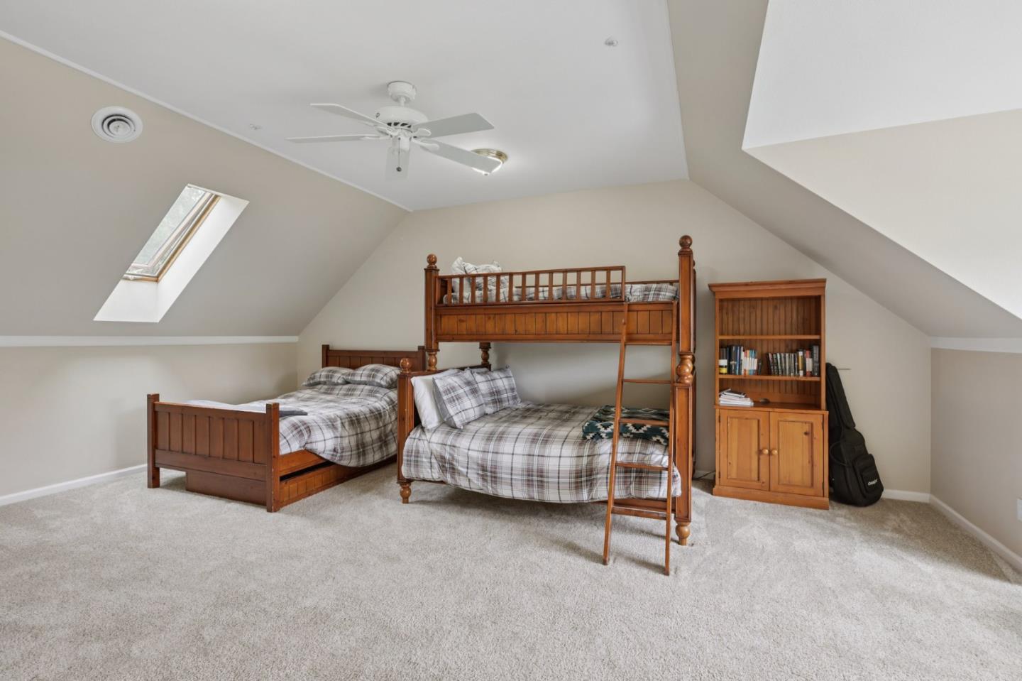 Detail Gallery Image 8 of 24 For 9156 Holly Hill Dr, Salinas,  CA 93907 - 3 Beds | 3 Baths
