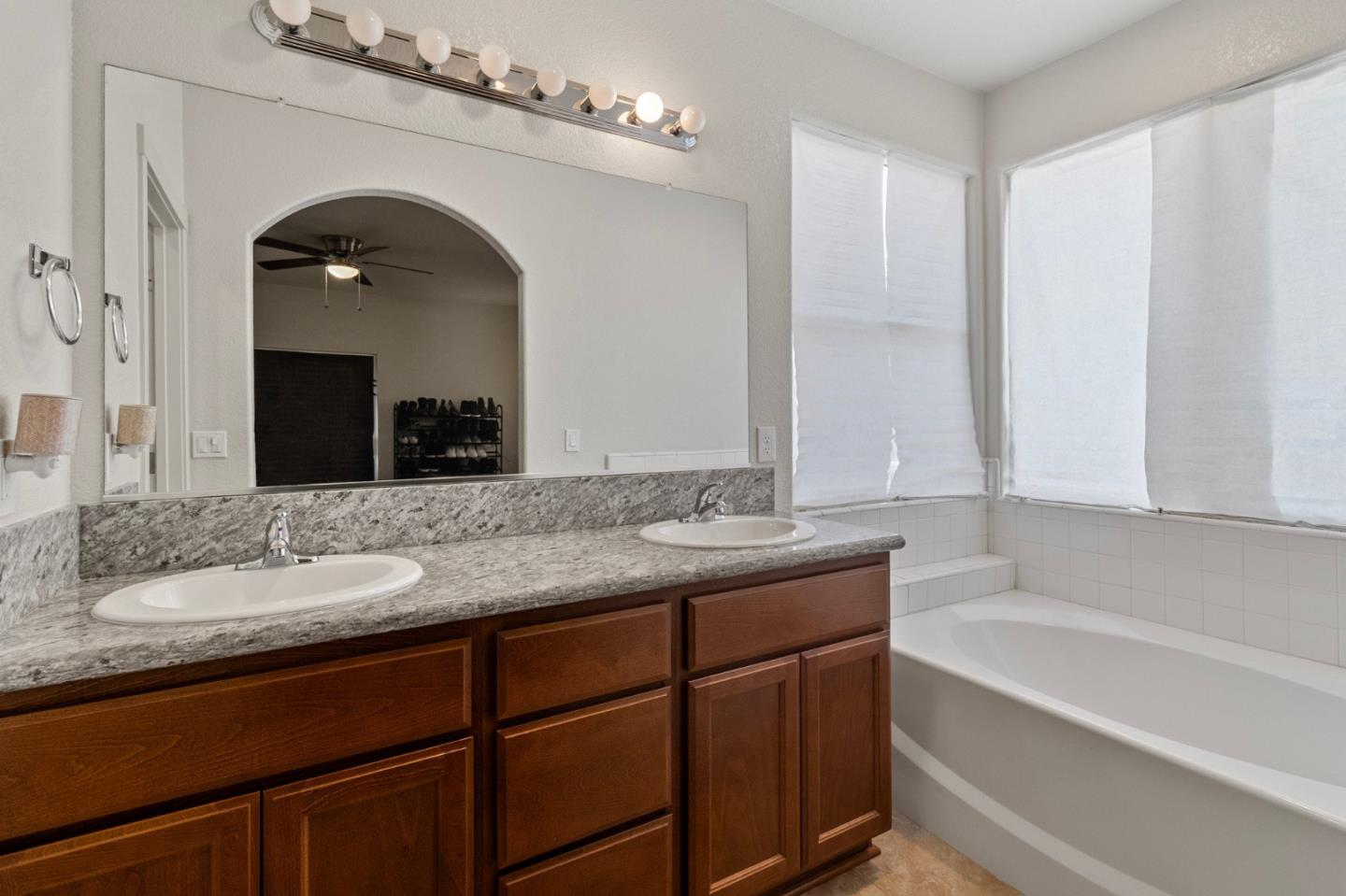 Detail Gallery Image 15 of 37 For 572 St Helena Dr, Newman,  CA 95360 - 4 Beds | 2/1 Baths