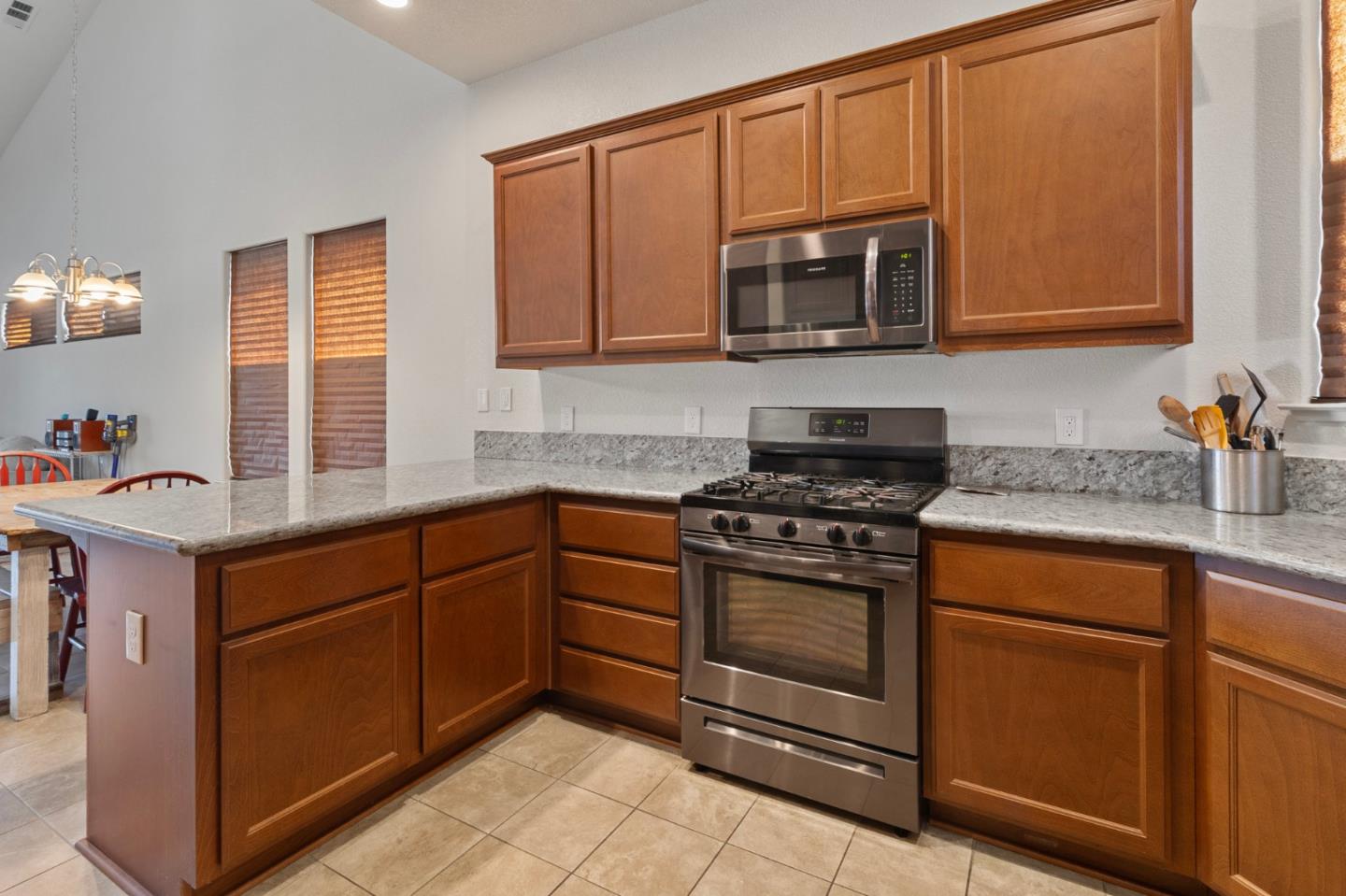 Detail Gallery Image 7 of 37 For 572 St Helena Dr, Newman,  CA 95360 - 4 Beds | 2/1 Baths