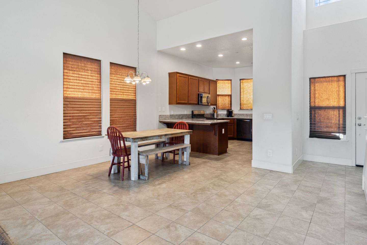 Detail Gallery Image 8 of 37 For 572 St Helena Dr, Newman,  CA 95360 - 4 Beds | 2/1 Baths