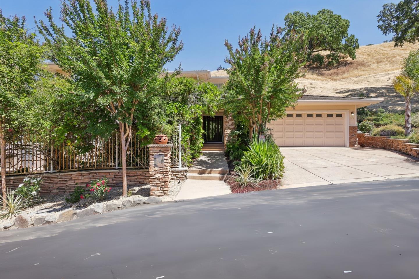 Detail Gallery Image 2 of 81 For 125 Mystic Pl, Alamo,  CA 94507 - 5 Beds | 4/1 Baths