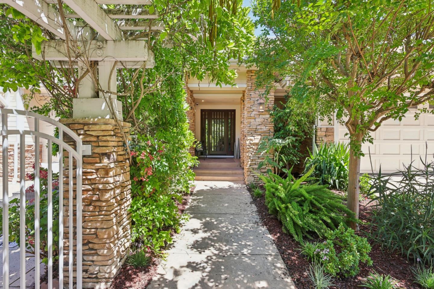 Detail Gallery Image 4 of 81 For 125 Mystic Pl, Alamo,  CA 94507 - 5 Beds | 4/1 Baths