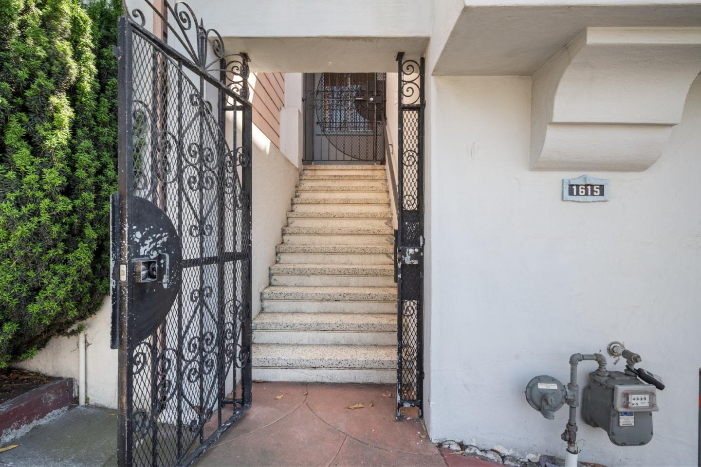 Detail Gallery Image 2 of 46 For 1615 La Salle Ave, San Francisco,  CA 94124 - 3 Beds | 2 Baths