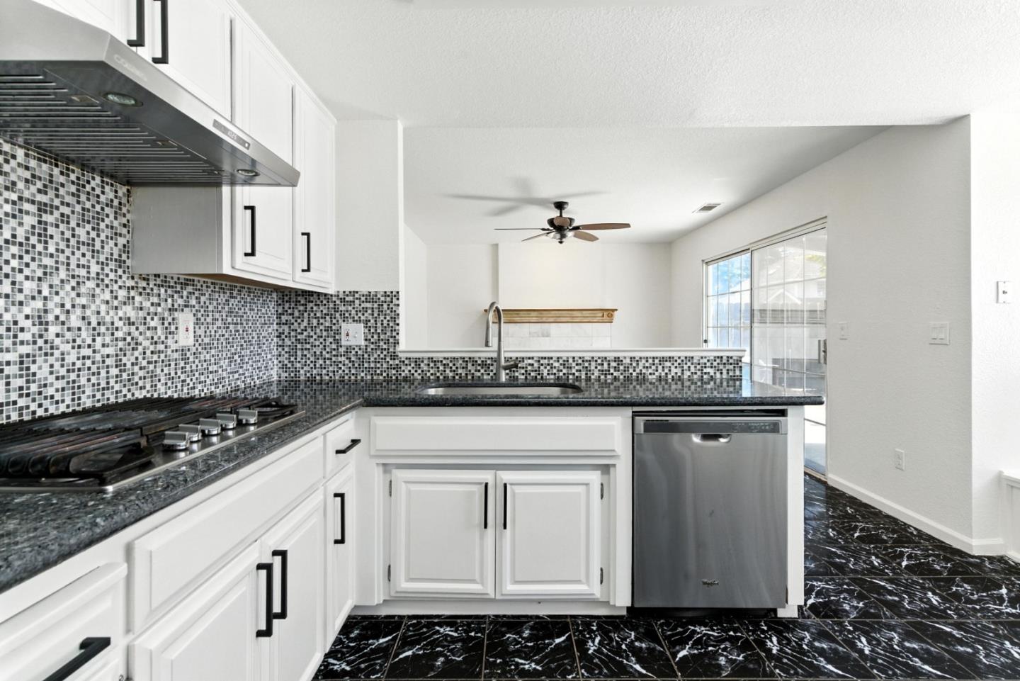 Detail Gallery Image 8 of 27 For 2200 Den Helder Dr, Modesto,  CA 95356 - 4 Beds | 3 Baths