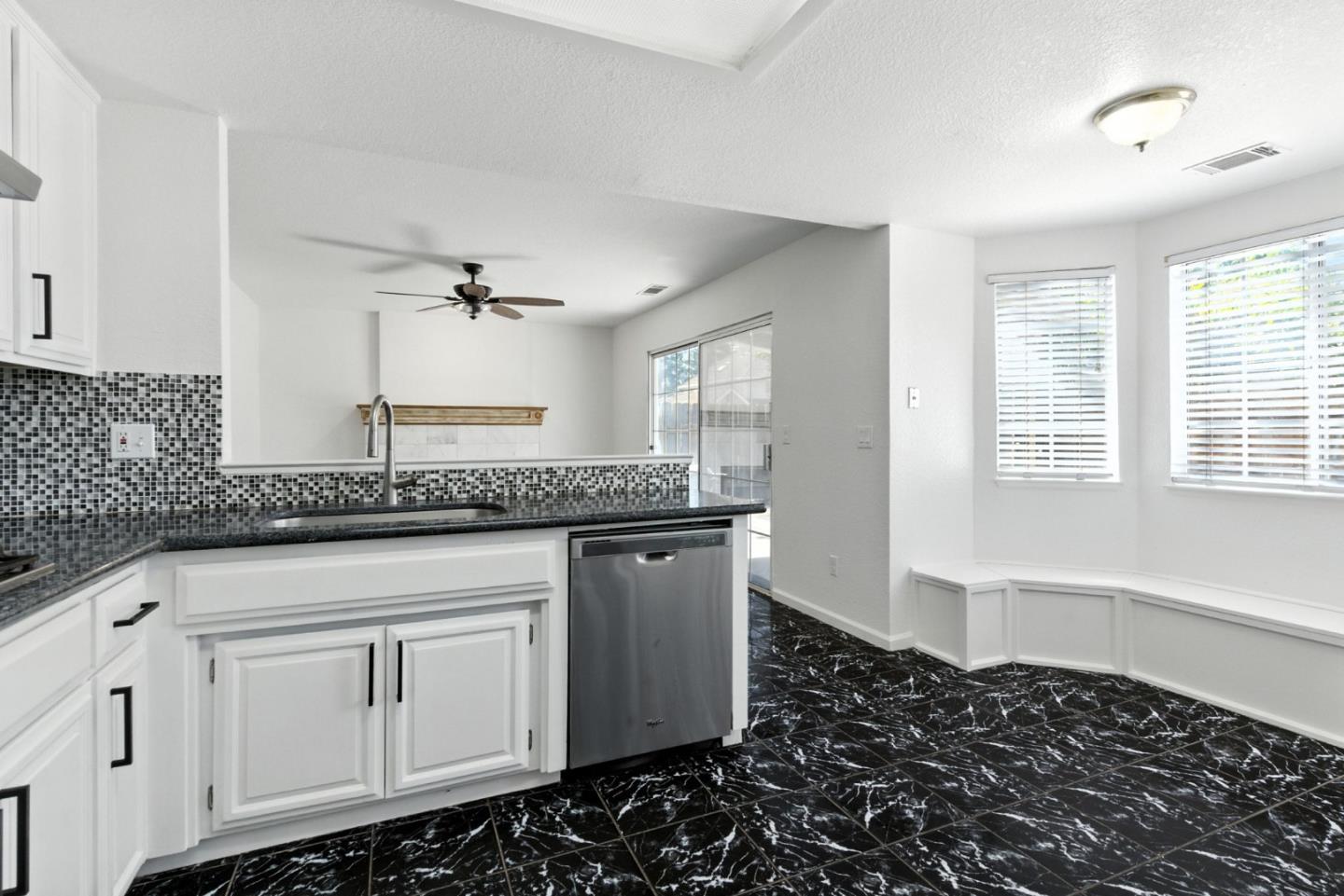 Detail Gallery Image 9 of 27 For 2200 Den Helder Dr, Modesto,  CA 95356 - 4 Beds | 3 Baths