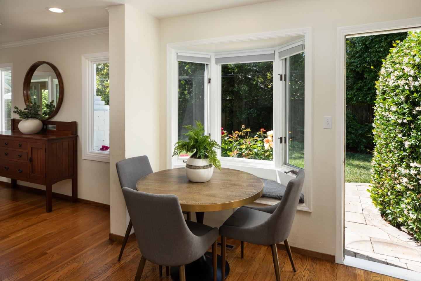 Detail Gallery Image 12 of 35 For 1011 via Del Pozo, Los Altos,  CA 94022 - 4 Beds | 2/1 Baths