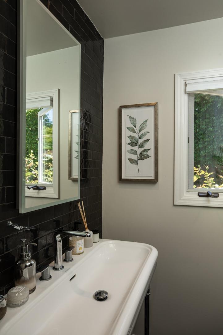 Detail Gallery Image 15 of 35 For 1011 via Del Pozo, Los Altos,  CA 94022 - 4 Beds | 2/1 Baths