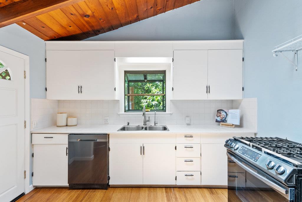 Detail Gallery Image 4 of 36 For 620 Knoll Way, Felton,  CA 95018 - 3 Beds | 2 Baths