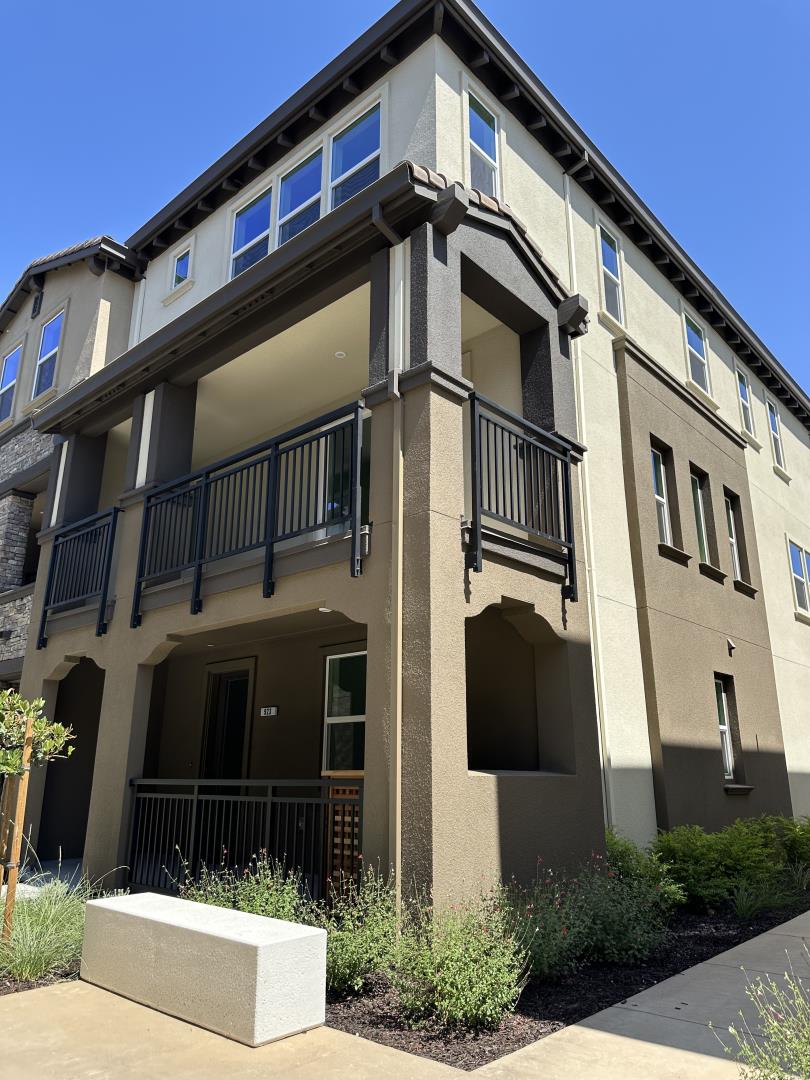 Detail Gallery Image 1 of 26 For 923 Layola Ln, Morgan Hill,  CA 95037 - 4 Beds | 3/1 Baths