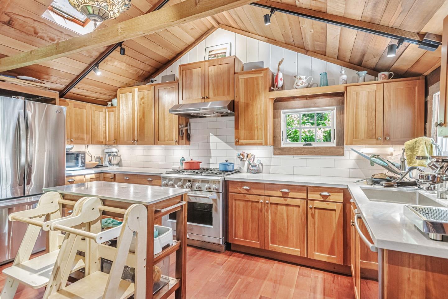 Detail Gallery Image 7 of 32 For 252 Blakewood Way, Woodside,  CA 94062 - 3 Beds | 2 Baths