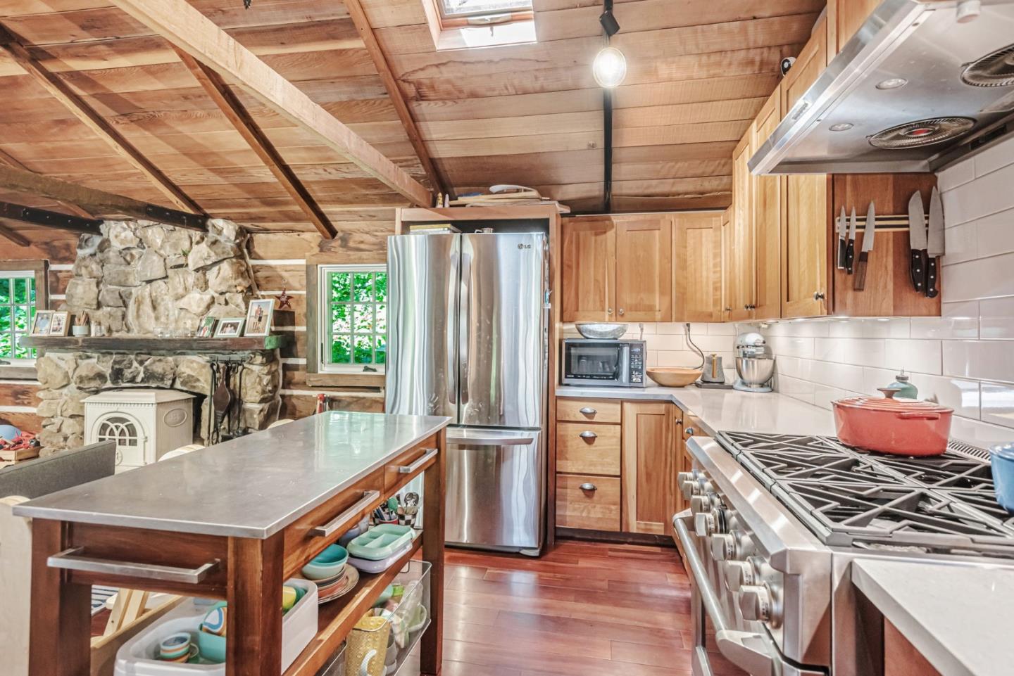 Detail Gallery Image 8 of 32 For 252 Blakewood Way, Woodside,  CA 94062 - 3 Beds | 2 Baths
