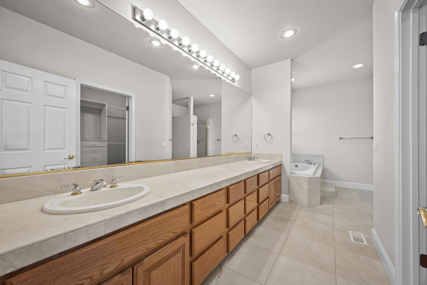 Detail Gallery Image 14 of 82 For 12320 Highland Estates Ln, San Martin,  CA 95046 - 6 Beds | 6 Baths