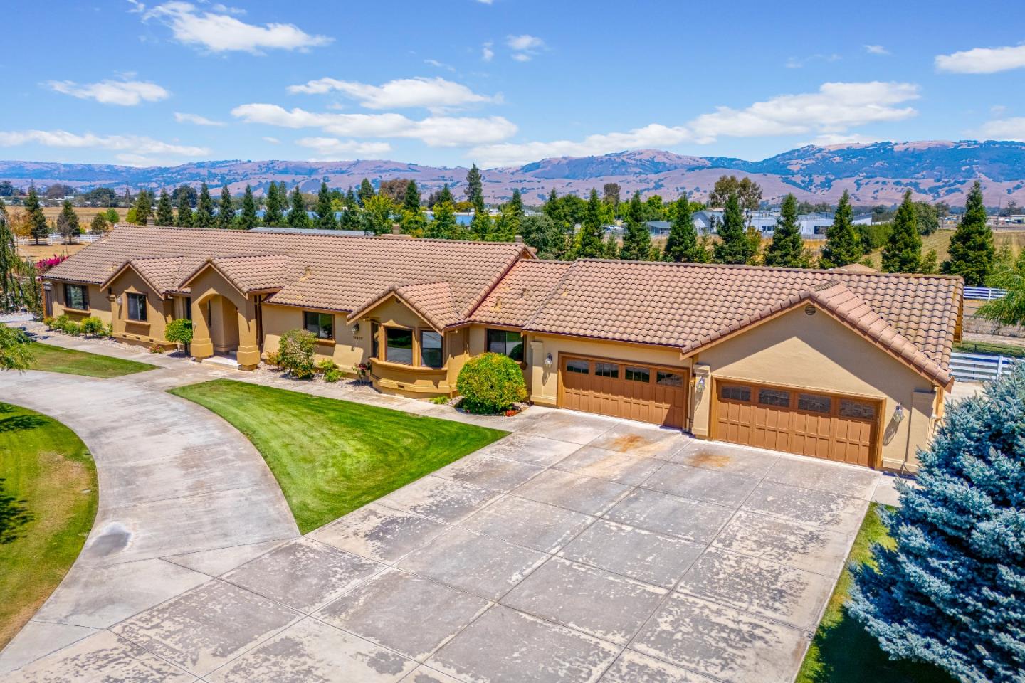 Detail Gallery Image 2 of 82 For 12320 Highland Estates Ln, San Martin,  CA 95046 - 6 Beds | 6 Baths