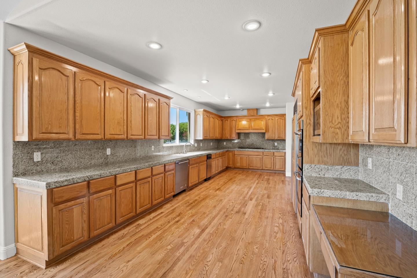 Detail Gallery Image 20 of 82 For 12320 Highland Estates Ln, San Martin,  CA 95046 - 6 Beds | 6 Baths