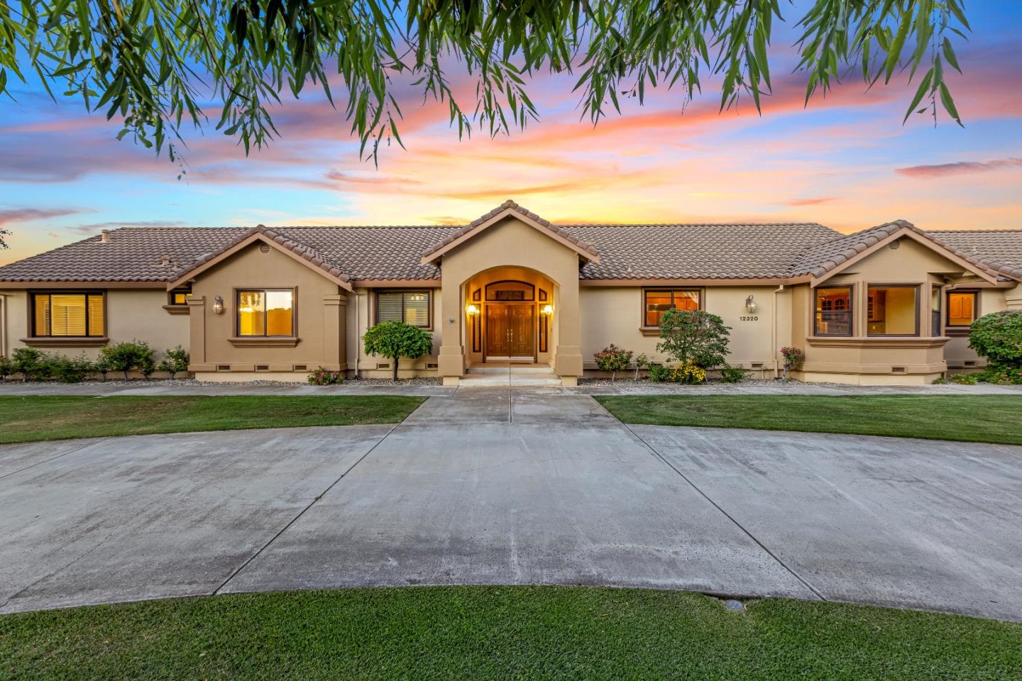 Detail Gallery Image 3 of 82 For 12320 Highland Estates Ln, San Martin,  CA 95046 - 6 Beds | 6 Baths