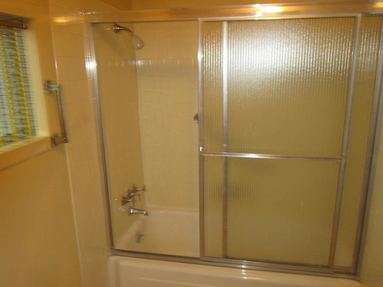 Detail Gallery Image 7 of 30 For 3939 Edgemoor Pl, Oakland,  CA 94605 - 2 Beds | 1/1 Baths