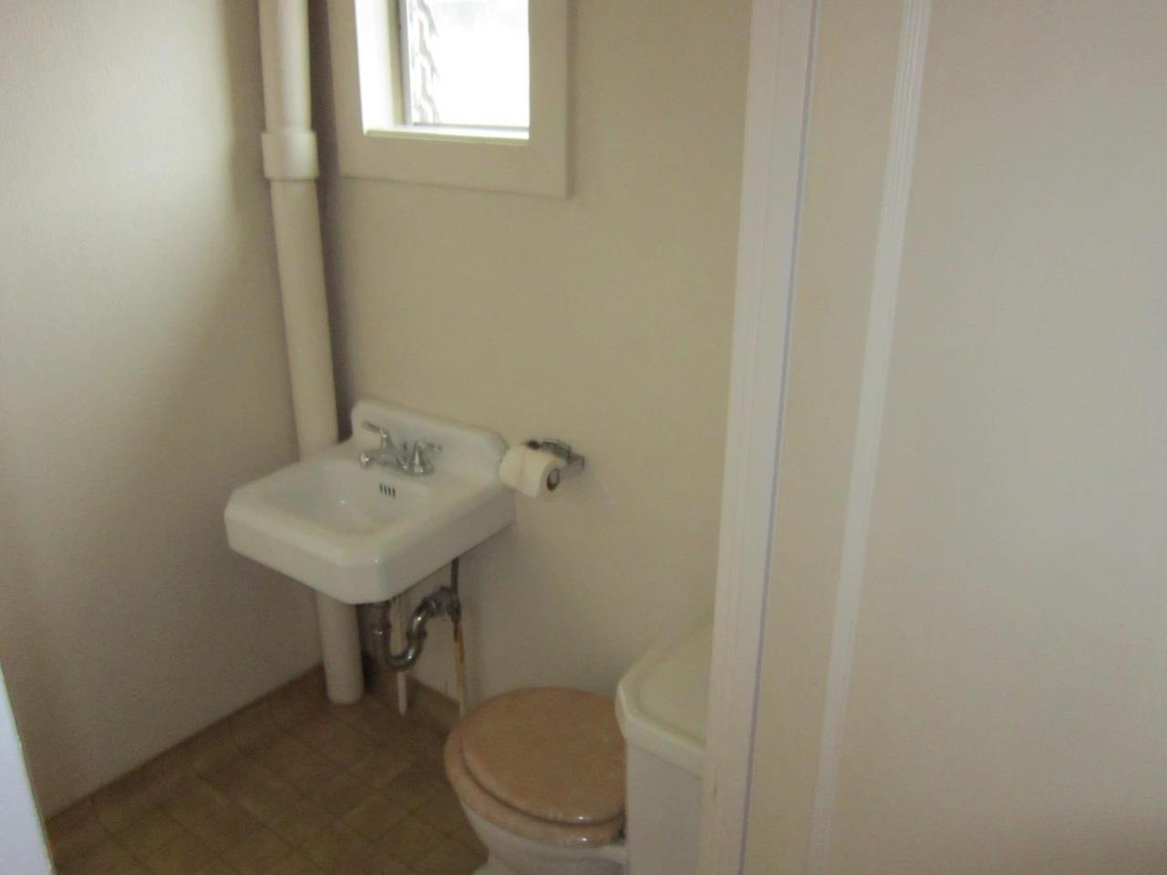 Detail Gallery Image 9 of 30 For 3939 Edgemoor Pl, Oakland,  CA 94605 - 2 Beds | 1/1 Baths