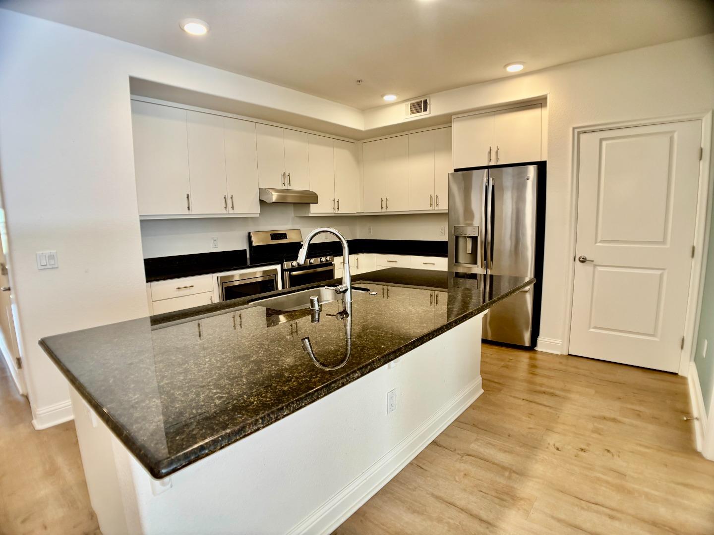 Detail Gallery Image 21 of 30 For 2585 El Camino Real #307,  Santa Clara,  CA 95051 - 3 Beds | 2 Baths