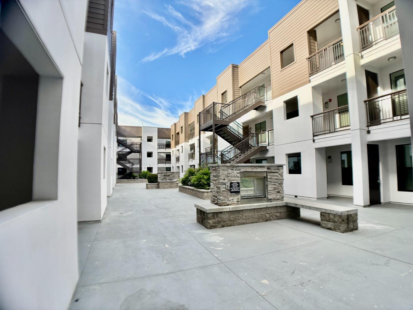 Detail Gallery Image 8 of 30 For 2585 El Camino Real #307,  Santa Clara,  CA 95051 - 3 Beds | 2 Baths