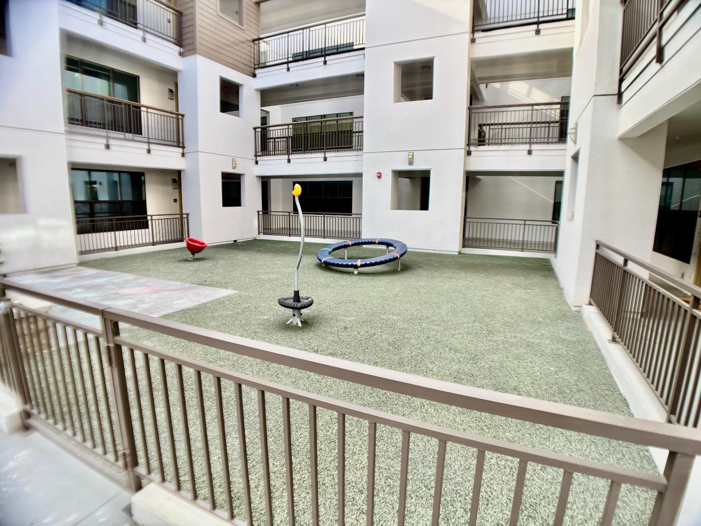 Detail Gallery Image 9 of 30 For 2585 El Camino Real #307,  Santa Clara,  CA 95051 - 3 Beds | 2 Baths