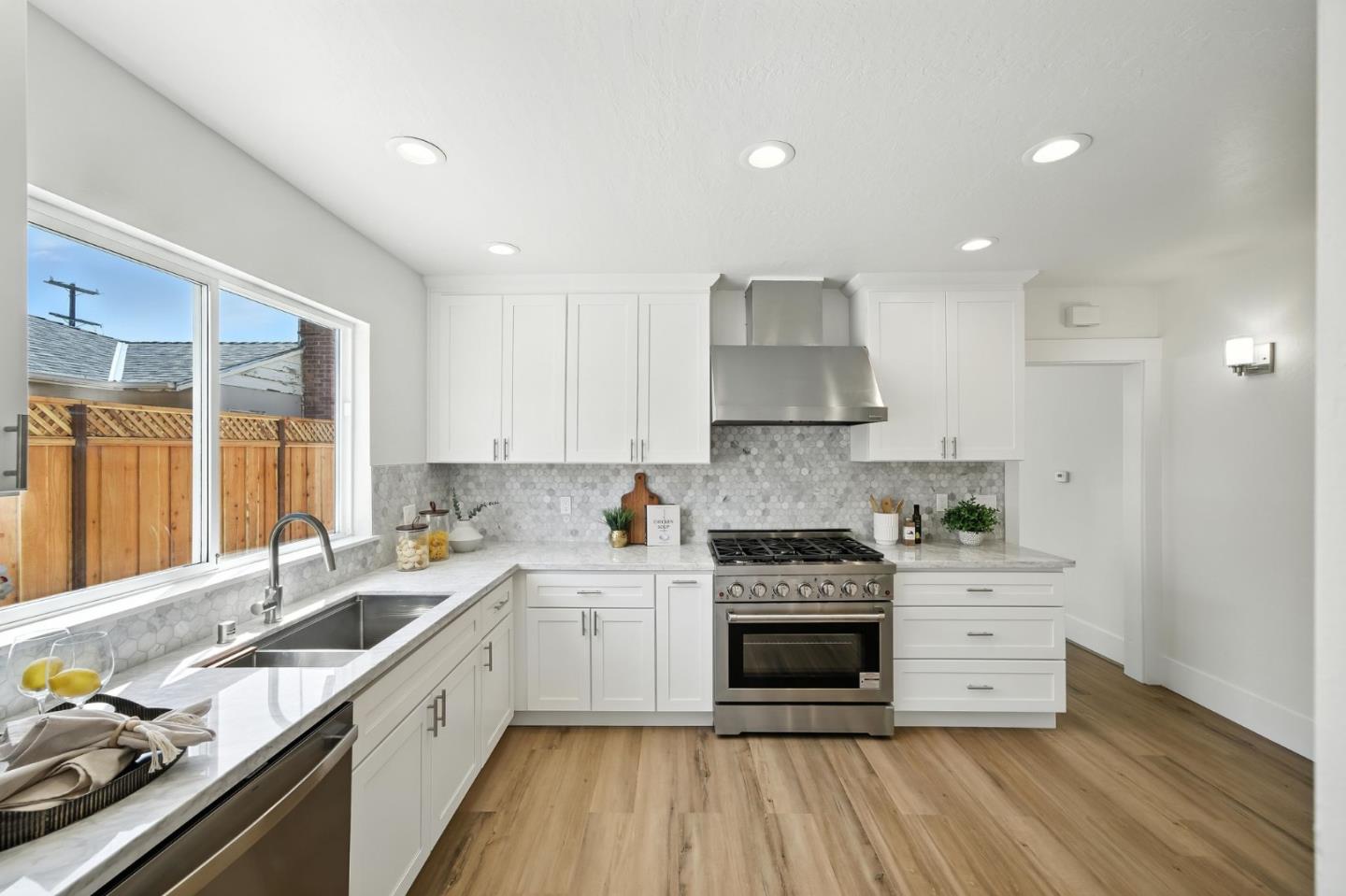 Detail Gallery Image 6 of 24 For 1489 Burrell Ct, San Jose,  CA 95126 - 3 Beds | 2 Baths
