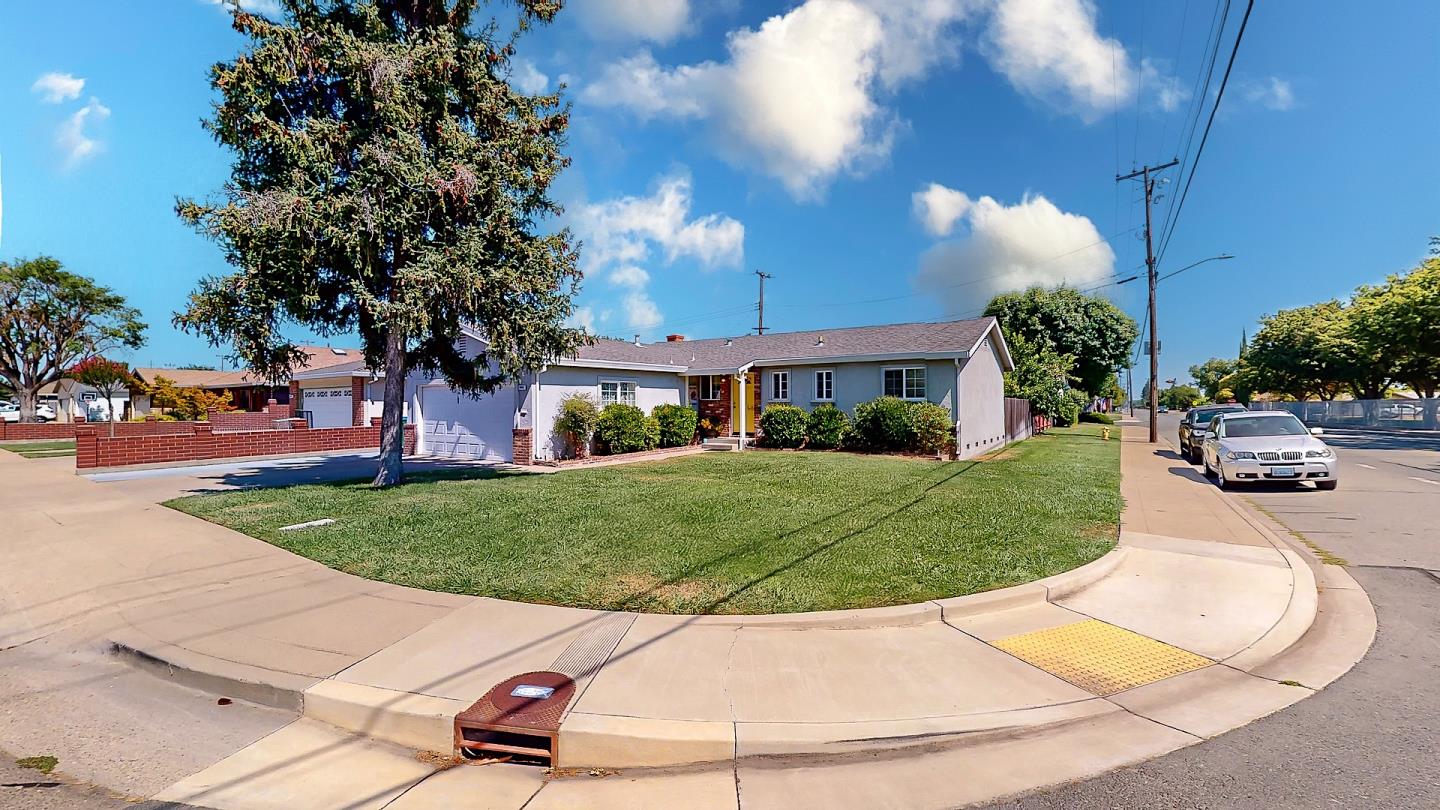 Detail Gallery Image 3 of 43 For 2001 Jerry Ln, Lodi,  CA 95242 - 3 Beds | 2 Baths